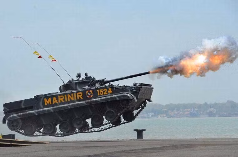 Xe chiến đấu bộ binh BMP-3 của Lính thủy đánh bộ Indonesia khai pháo 100mm khi đang bay trên không trong buổi thao diễn kỷ niệm 66 năm thành lập Quân đội.