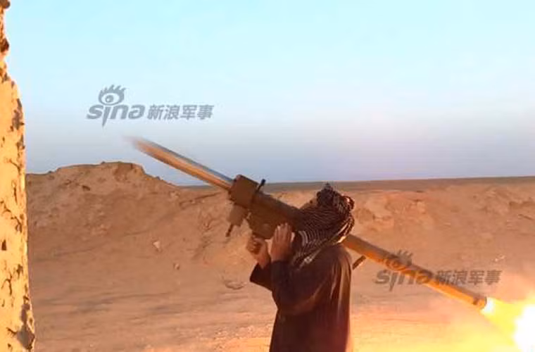 Một nhánh của phiến quân Hồi giáo IS tuần qua tiết lộ những hình ảnh mờ về việc các chiến binh của lực lượng này được trang bị tên lửa phòng không vác vai FN-6 do Trung Quốc sản xuất. Loại tên lửa này là “tác giả” của vụ bắn rơi trực thăng tấn công Mi-35 của Iraq xảy ra hồi đầu tuần.