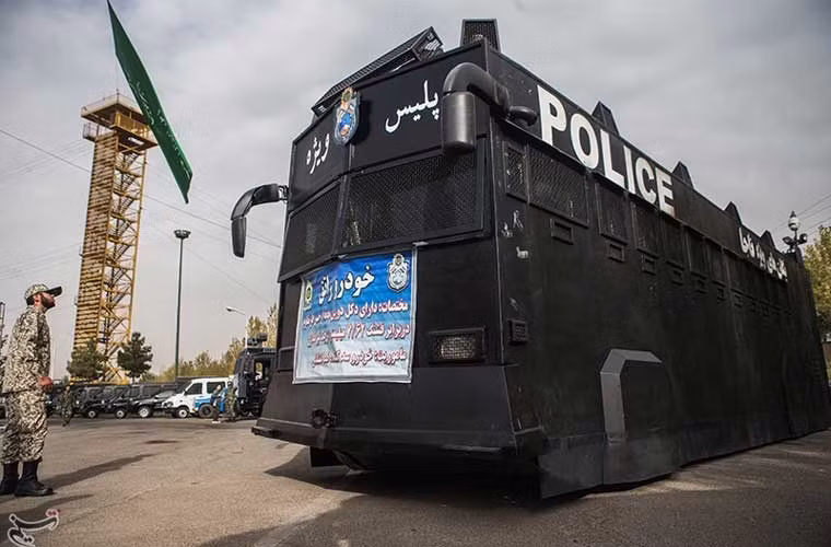 “Xe buýt” bọc thép của lực lượng cảnh sát đặc nhiệm Iran trong một buổi giới thiệu hồi cuối tuần này.