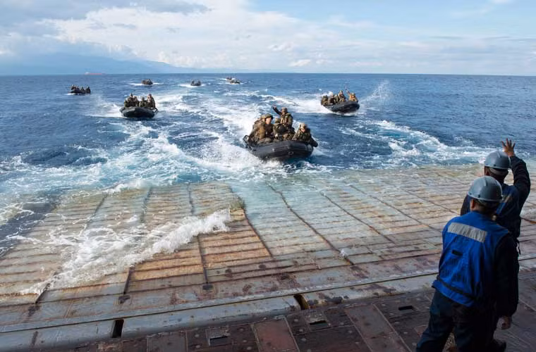 Các xuồng máy của lính thủy đánh bộ Mỹ, Philippines đang tiếp cận đuôi tàu đổ bộ lớn USS Germantown (LSD-42) trong cuộc tập trận đổ bộ PHIBLEX 2014.