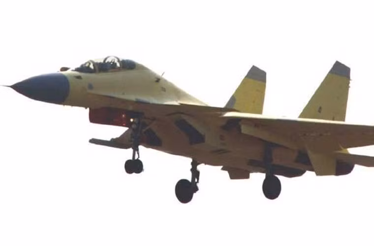 Các diễn đàn mạng Trung Quốc tuần qua đã đăng tải bức ảnh cho thấy mẫu tiêm kích hạm J-15S 2 chỗ ngồi đang thực hiện các cuộc bay thử nghiệm.