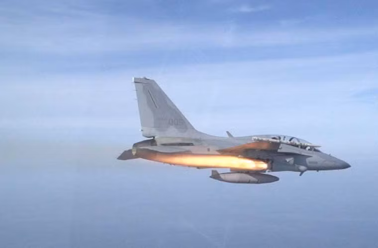 Tiêm kích hạng nhẹ FA-50 do Hàn Quốc sản xuất, bắn thử nghiệm tên lửa không đối đất AGM-65G Maverick (tầm bắn 22km) trong cuộc thử nghiệm hôm 8/10. Đây cũng là loại máy bay chiến đấu mà Philippines đang mua nhằm tái xây dựng sức mạnh chiến đấu cho không quân.