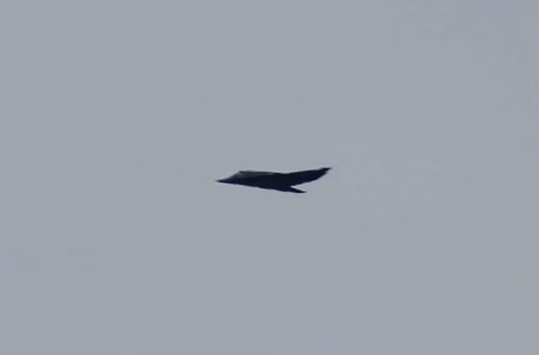 Tuần qua, trang mạng The Aviationist đăng tải các bức ảnh cho thấy mẫu máy bay chiến đấu tàng hình đầu tiên trên thế giới F-117 được cho là đã nghỉ hưu cách đây 6 năm vẫn tiếp tục hoạt động ở cơ sở thử nghiệm bí mật (Mỹ).