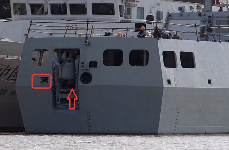 Ngoài ra, diễn đàn mạng Trung Quốc còn đăng tải hình ảnh kèm chú thích rõ ràng về việc tàu hộ vệ tên lửa kiểu mới Type 056 đã được nâng cấp hệ thống trinh sát chống tàu ngầm. Với việc bổ sung thiết bị định vị thủy âm ở phía đuôi tàu, có thể là thả xuống nước kéo rê theo sau.