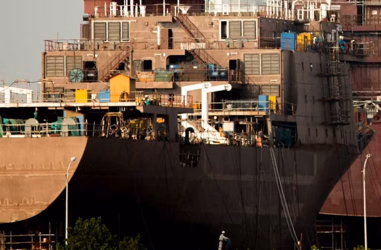 Đặc biệt, báo chí Trung Quốc cũng lần đầu tiết lộ hình ảnh nhà máy đóng tàu nước này đang gấp rút hoàn toàn chiếc tàu tuần duyên (cho Hải cảnh) có lượng giãn nước lên tới 10.000 tấn – tương đương với xếp lớp tuần dương hạm.