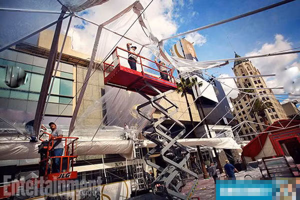 Để đề phòng trời mưa, các nhân viên căng bặt che chắn cẩn thận. Với sự chuẩn bị kĩ lưỡng, ban tổ chức hi vọng, lễ trao giải Oscar lần thứ 86 sẽ đem đến cho những khán giả khắp thế giới một kỉ niệm khó quên.