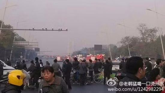 Vụ nổ khiến 1 người thiệt mạng, 8 người bị thương và hàng chục ô tô đỗ cách hiện trường 100m bị phá hủy.