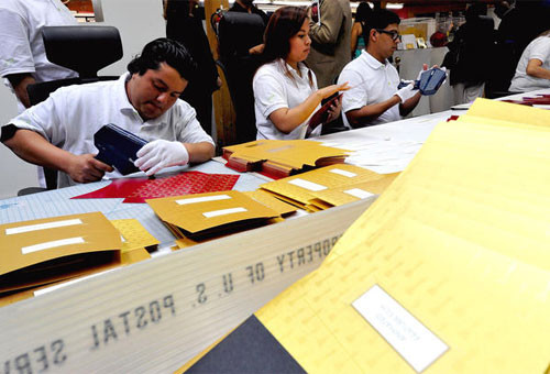 Nhân viên chăm chú làm việc ở Trung tâm Marc Friedland Couture để hoàn thiện những chiếc phong bì "quyền lực" (ghi tên người thắng giải).