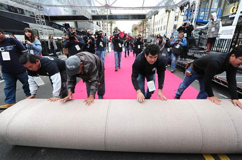 Các công nhân tất bật trải thảm đỏ.