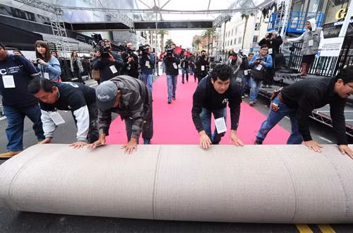 Các công nhân tất bật trải thảm đỏ.