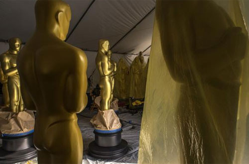 Những phiên bản "người đàn ông vàng" xếp ngay ngắn trong phòng.