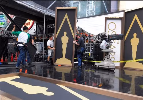 Quang cảnh phía bên ngoài nhà hát.