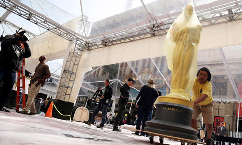 Do trời mưa khá to nên các nhân viên hậu trường buộc phải bọc những bức tượng Oscar.