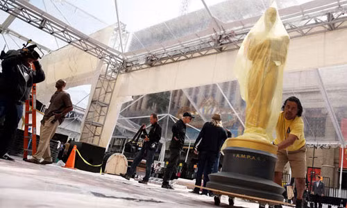 Do trời mưa khá to nên các nhân viên hậu trường buộc phải bọc những bức tượng Oscar.