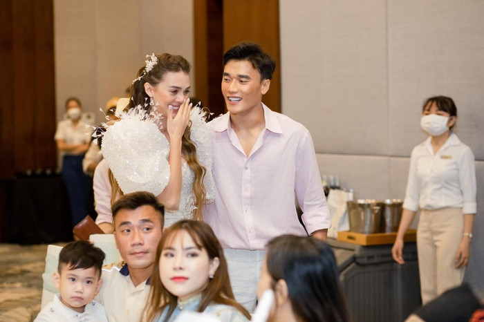 Vợ Tây của Bùi Tiến Dũng lần đầu tiên chia sẻ sau hôn lễ - Hình 7 Vo Tay cua Bui Tien Dung lan dau tien chia se sau hon le-Hinh-7