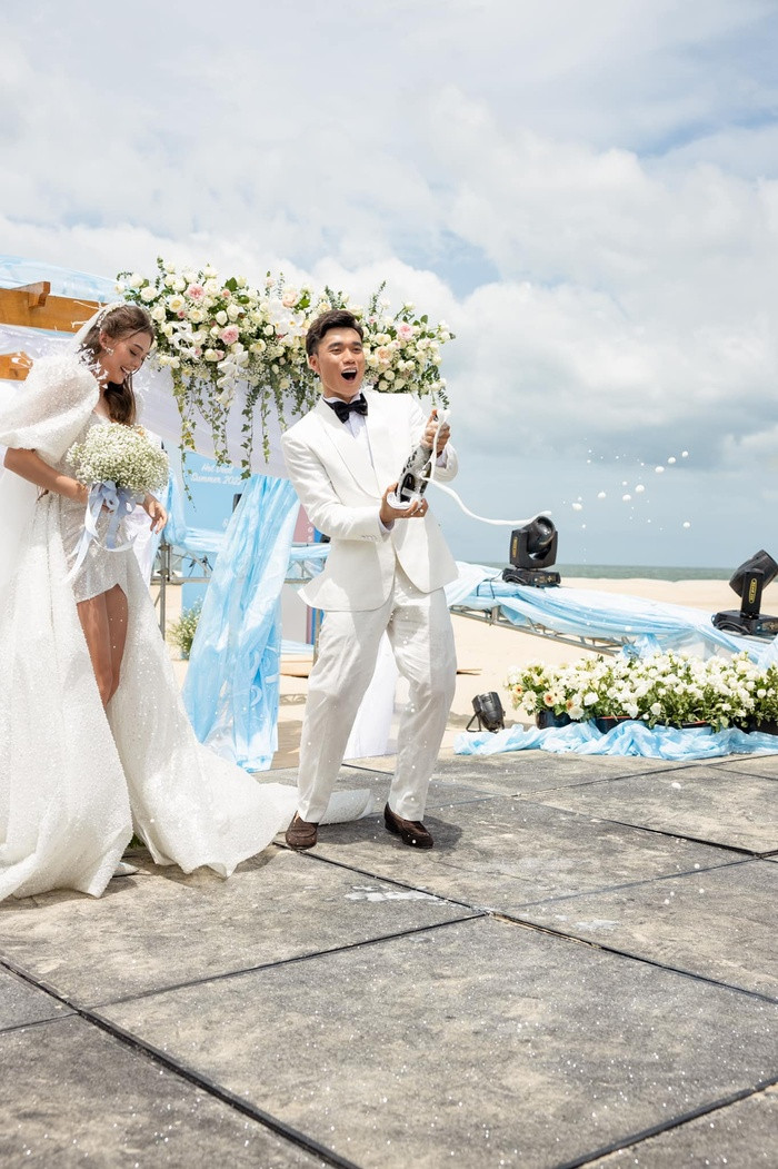 Vợ Tây của Bùi Tiến Dũng lần đầu tiên chia sẻ sau hôn lễ - Hình 3 Vo Tay cua Bui Tien Dung lan dau tien chia se sau hon le-Hinh-3