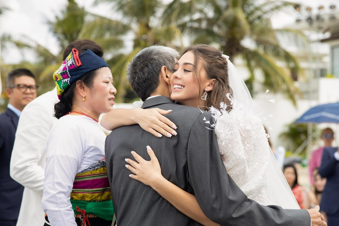 Vợ Tây của Bùi Tiến Dũng lần đầu tiên chia sẻ sau hôn lễ - Hình 4 Vo Tay cua Bui Tien Dung lan dau tien chia se sau hon le-Hinh-4