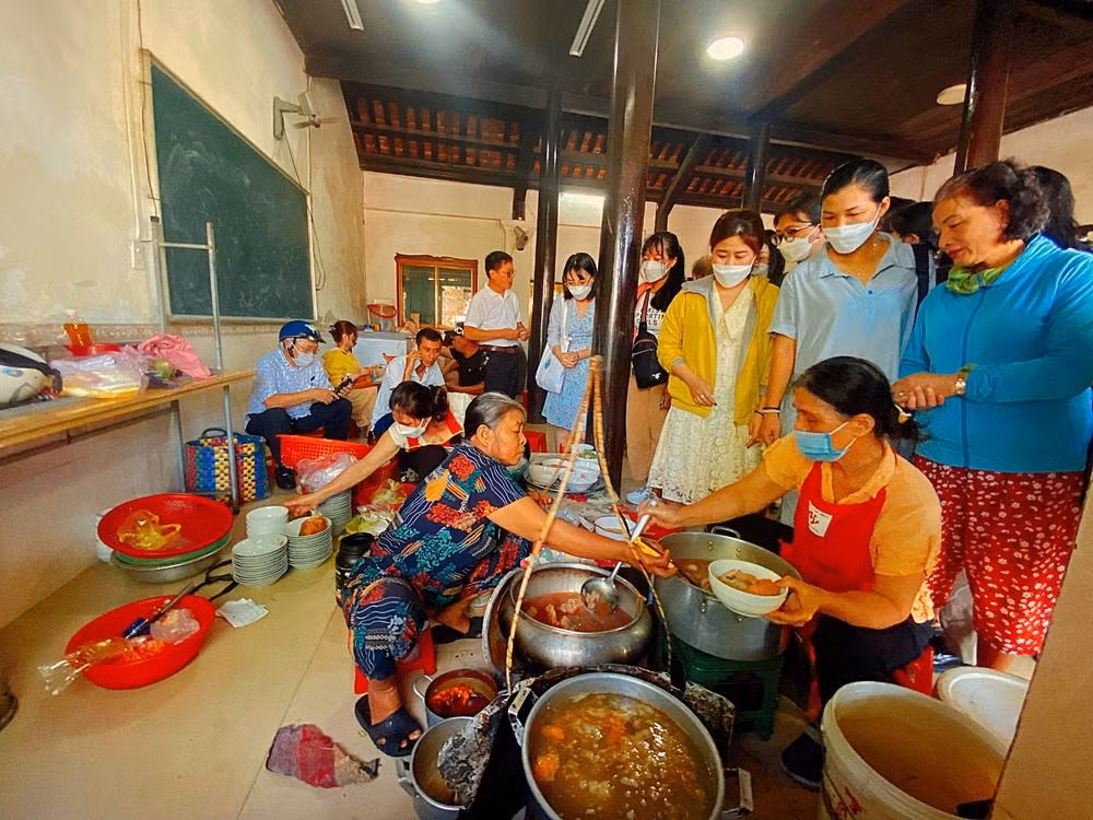 Quán bún bò lạ nhất xứ Huế: Bán hàng thần tốc, khách tự phục vụ, không đến nhanh là hết - Ảnh 1.