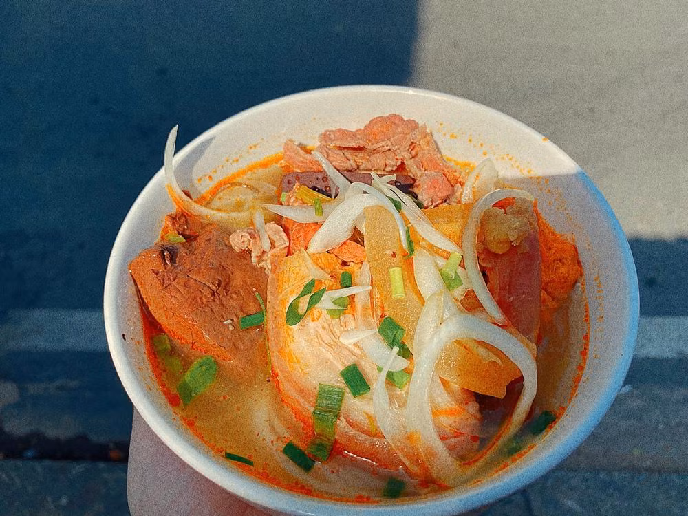 Quán bún bò lạ nhất xứ Huế: Bán hàng thần tốc, khách tự phục vụ, không đến nhanh là hết - Ảnh 8.