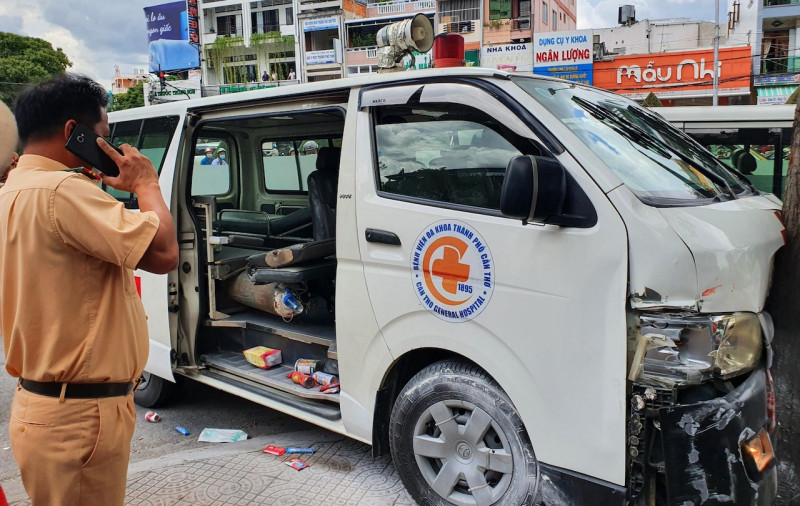 Ke ngao da trom xe cap cuu lam lao loan nhieu tuyen pho-Hinh-2