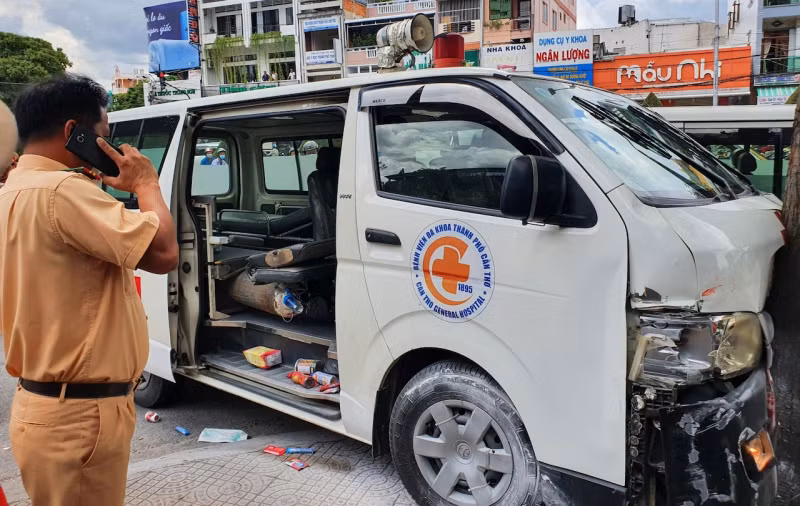 Ke ngao da trom xe cap cuu lam lao loan nhieu tuyen pho-Hinh-2