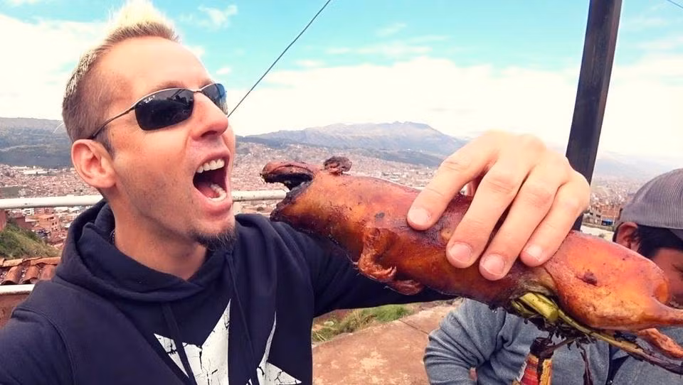 Trong khi một số du khách khác e ngại việc ăn thử món này, số khác lại cảm thấy đây là món "kỳ quặc, đáng khoe khoang khi dám thử". Ảnh: Harald Baldr.