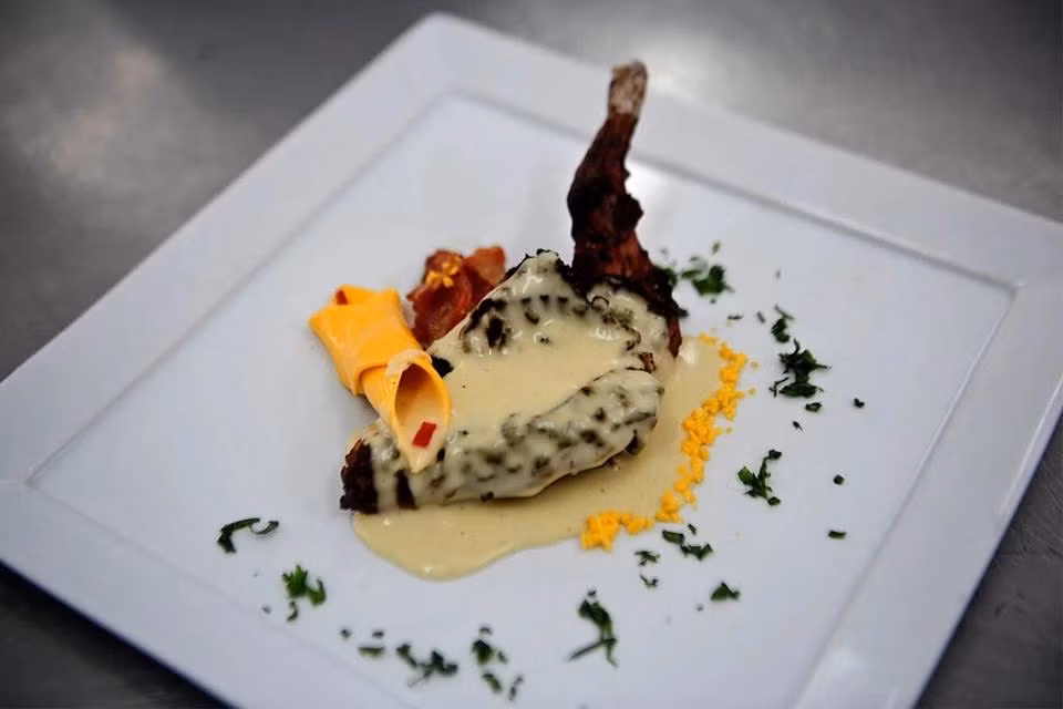 Hai món phổ biến ở đây là cuy chactado - chuột lang rán, và cuy al palo - chuột lang nướng. Ngoài ra, chúng còn được các đầu bếp cao cấp ở Lima sử dụng trong các món Nikkei hay thực đơn trải nghiệm. Ảnh: InsiderHook.