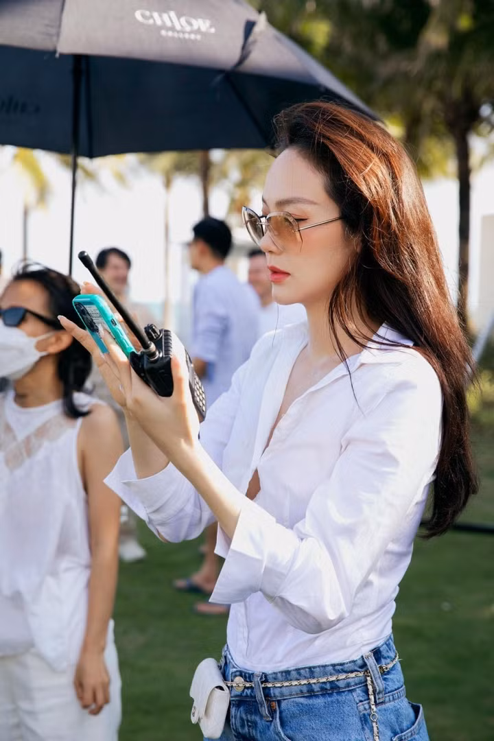 Minh Hằng tất bật khi tự làm đạo diễn cho đám cưới của mình - Hình 2 Minh Hang tat bat khi tu lam dao dien cho dam cuoi cua minh-Hinh-2