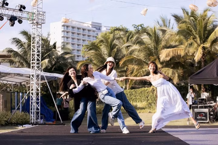 Minh Hằng tất bật khi tự làm đạo diễn cho đám cưới của mình - Hình 4 Minh Hang tat bat khi tu lam dao dien cho dam cuoi cua minh-Hinh-4