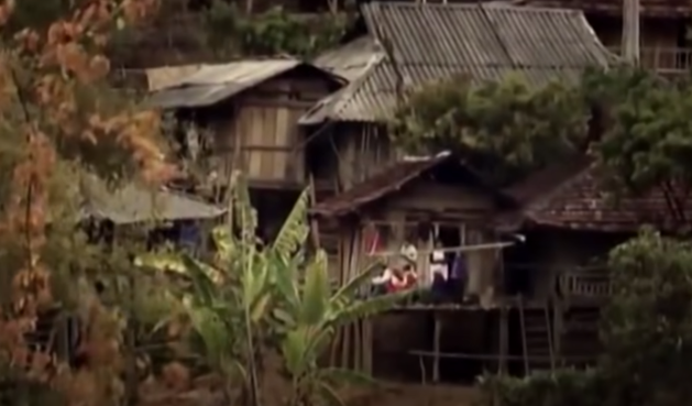 Vợ chồng anh Sương vốn làm nghề buôn lúa gạo. Để thuận tiện cho công việc làm ăn, anh chị thuê một căn nhà nhỏ tại bản Pú Hồng A, xã Pú Hồng, huyện Điện Biên Đông nhằm thu mua thóc của người dân. Theo thông tin từ anh Sương cung cấp, ngày 28/11, hai vợ chồng vẫn trao đổi công việc qua điện thoại. Tuy nhiên, tới khoảng 5h ngày hôm sau (29/11/2013), anh mất liên lạc với vợ mình.