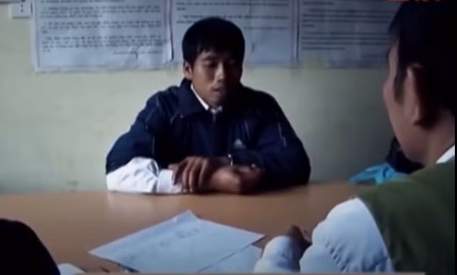 Bằng nhiều biện pháp nghiệp vụ, Ban chuyên án nhanh chóng xác định và triệu tập nam thanh niên được cho là tiếp xúc lần cuối với nạn nhân là Lò Văn Phơi (SN 1985, trú tại bản Mường Ten, xã Pú Hồng, huyện Điện Biên Đông). Tại cơ quan điều tra, Phơi khai tối 28/11 có tìm gặp chị Mấng để chào bán 30 bao thóc nếp, còn sau đó nạn nhân đi đây y không hề hay biết.