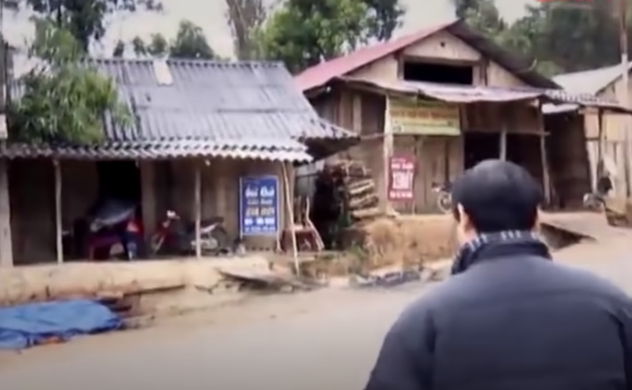 Tại đây, mọi người thấy căn nhà vẫn khóa cửa, bên trong chỉ có hơn 100 ngàn tiền mặt và các đồ dùng cá nhân. Điều kỳ lạ là chiếc xe máy chị Mấng thường đi được khóa cổ, dựng trước cửa nhà. Sau khi hỏi thăm hết những chỗ quen biết đều không có tin tức của vợ, anh Sinh quyết định tìm tới trụ sở Công an huyện Điện Biên Đông để trình báo về vụ việc trên.