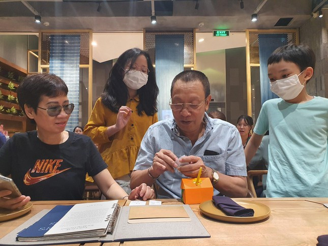 MC Lai Van Sam mung sinh nhat tuoi 65, ba xa hiem hoi lo dien