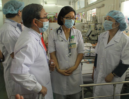 TS.BS Nguyễn Thanh Hùng – giám đốc BV Nhi Đồng 1 đang giới thiệu với Bộ trưởng Bộ Y tế về phòng khám sàng lọc ở khoa Khám Bệnh.