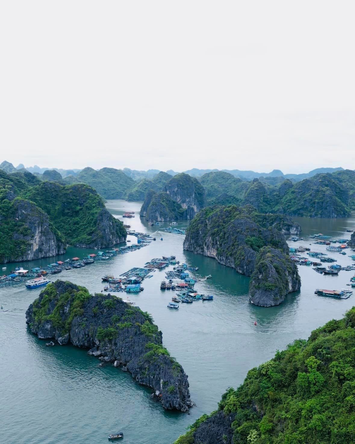 ‘Vuot song vuot gio’ ra dao Cat Ba, tham quan vinh Lan Ha