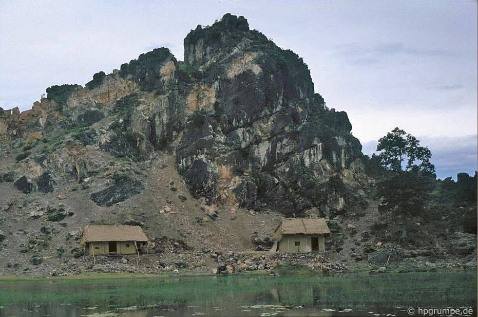 Những ngôi nhà lá đơn sơ nằm dưới chân khối núi đá kỳ vĩ. Ảnh: Hpgrumpe.de.