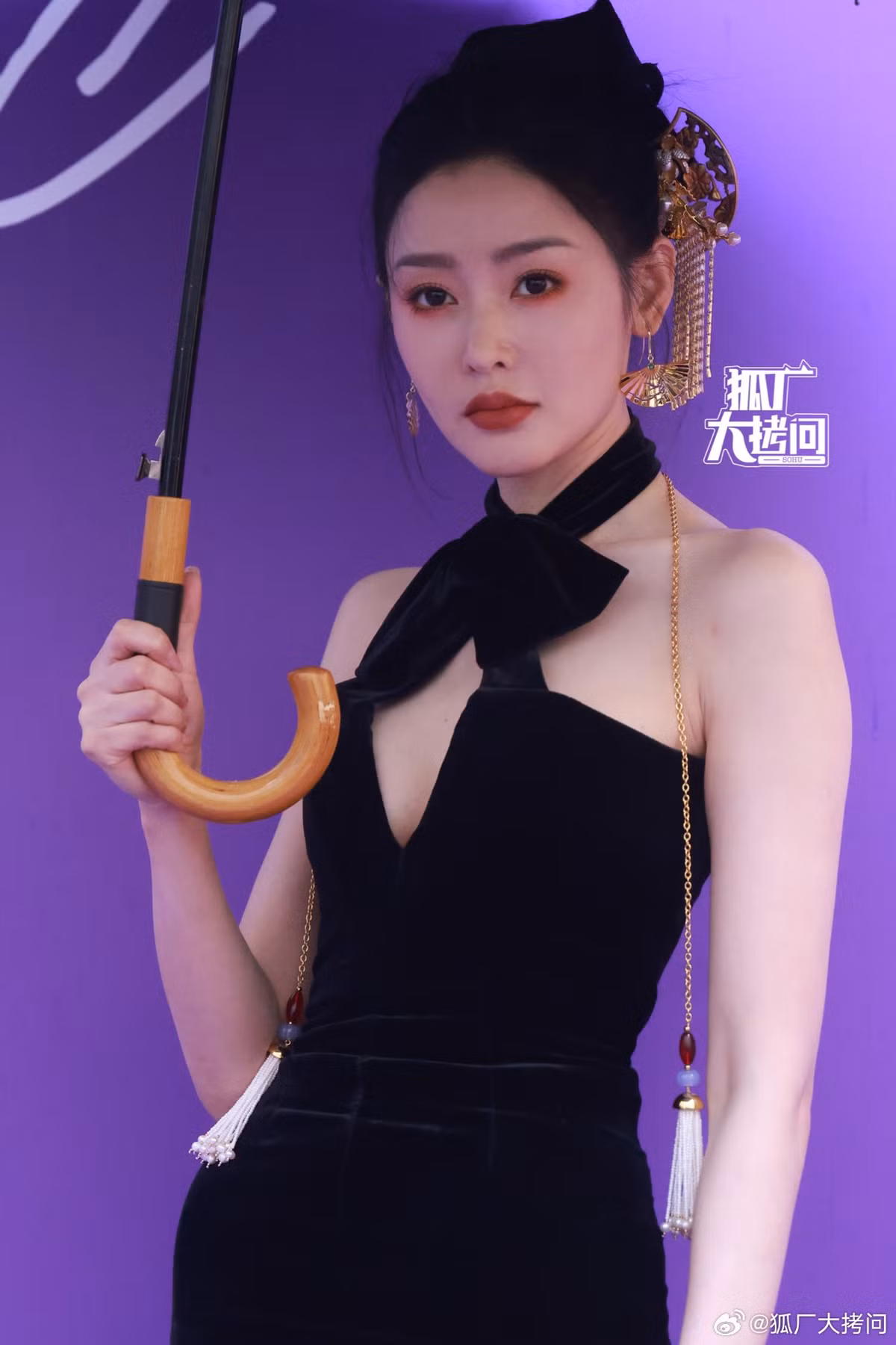 "Thái tử phi" Trương Thiên Ái liên tục giảm cân từ năm 2022 đến nay. Cô từng chia sẻ nhờ thực đơn chỉ có dưa leo và chuối, nữ diễn viên giảm được 4-5 kg/tuần. Tuy nhiên, hậu quả là Trương Thiên Ái gầy tới mức chỉ còn da bọc xương.