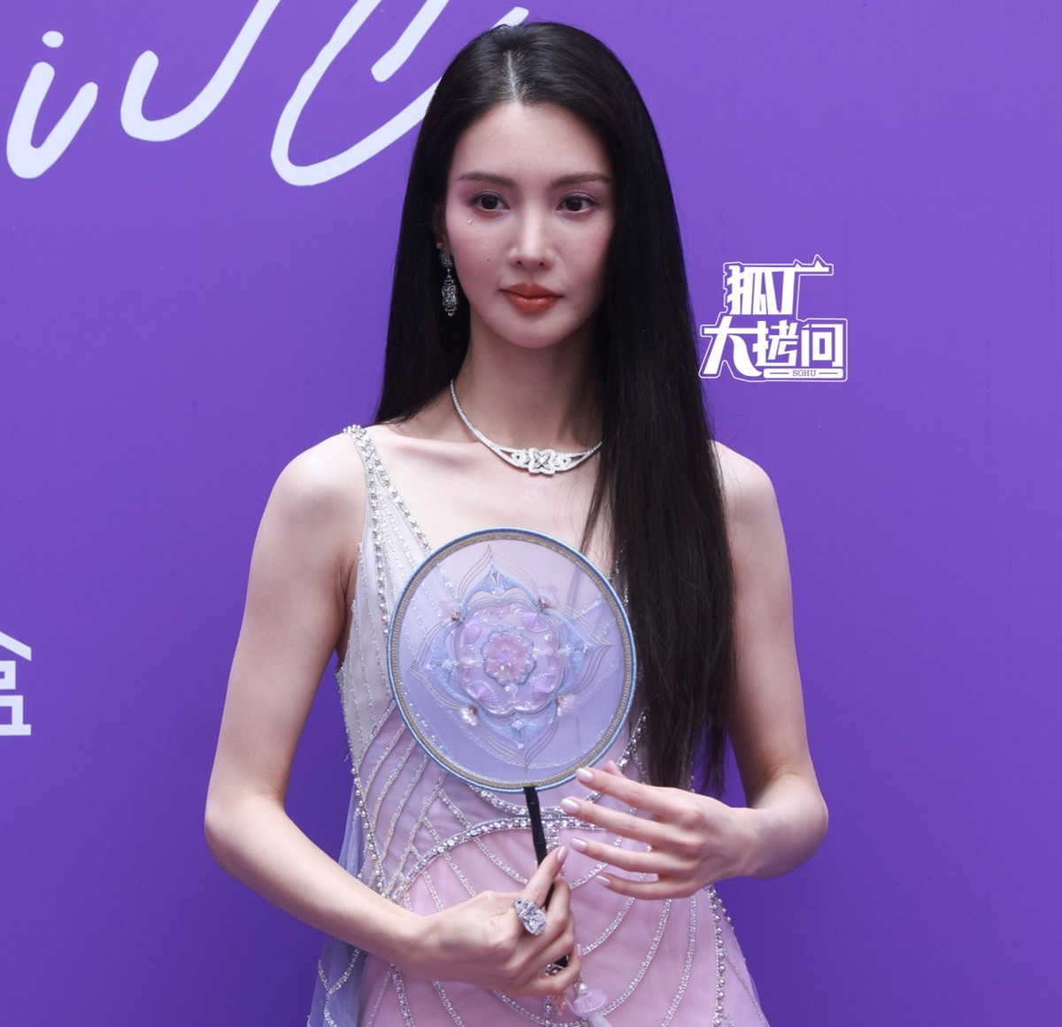 Kim Thần luôn bị phàn nàn bởi thân hình mỏng manh, gầy đến mức chỉ còn da bọc xương. Trong nhiều bộ trang phục, vòng một và vòng ba của cô dường như biến mất.