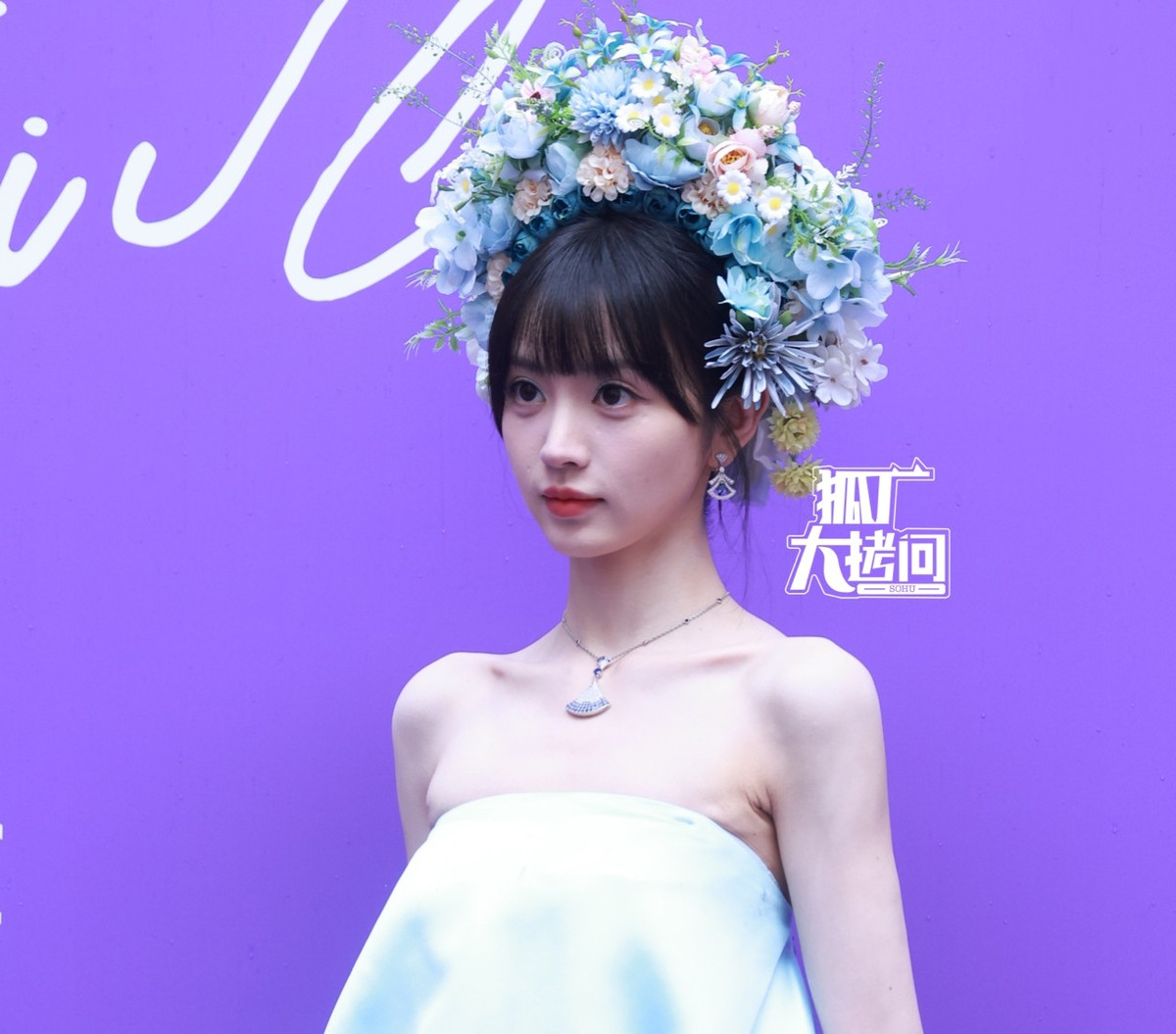 "Búp bê cổ trang" Điền Hi Vi có gương mặt xinh xắn, tràn đầy sức sống, tuy nhiên tay và vai của cô bị đánh giá là quá gầy dẫn tới gân guốc. Điền Hi Vi yêu thích vận động nên có bắp tay lớn. Tuy nhiên, thời gian gần đây, nữ diễn viênKhanh khanh nhật thườngbị cho là giảm cân quá mức.