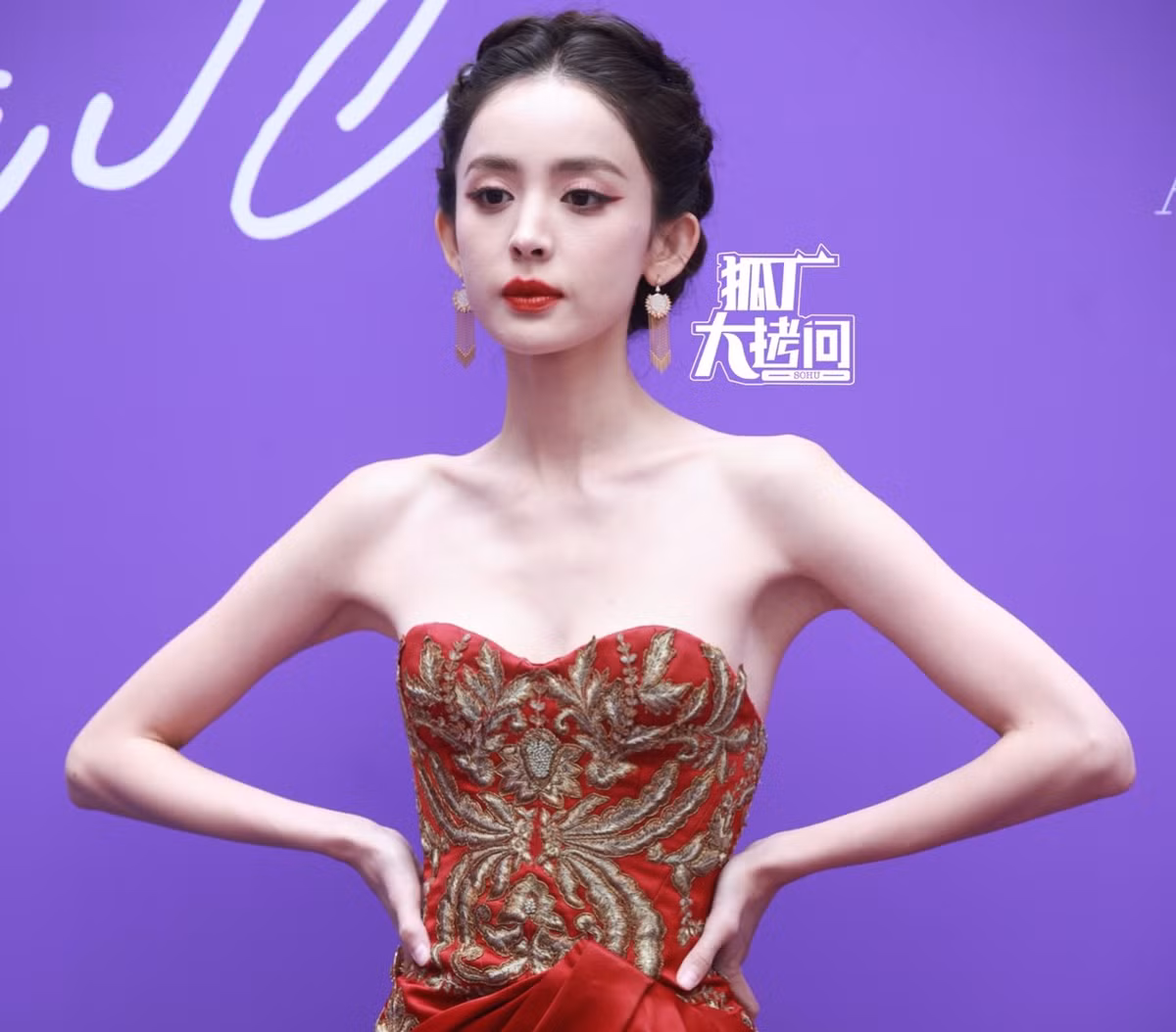 Tuy nhiên, điều khiến khán giả chú ý đến lại là thân hình gầy gò quá mức của các minh tinh, đặc biệt là Cổ Lực Na Trát. Xuất hiện trên thảm đỏ với chiếc váy đỏ cúp ngực tôn da, song khán giả chỉ để tâm tới đôi tay gầy yếu thiếu sức sống của mỹ nhân Tân Cương. Thậm chí, Cổ Lực Na Trát gầy tới mức phần đầu của cô trở nên to hơn, tỷ lệ giữa đầu và vai không cân đối. Cổ Lực Na Trát cao tới 1,72 m nhưng nặng chưa tới 50 kg.