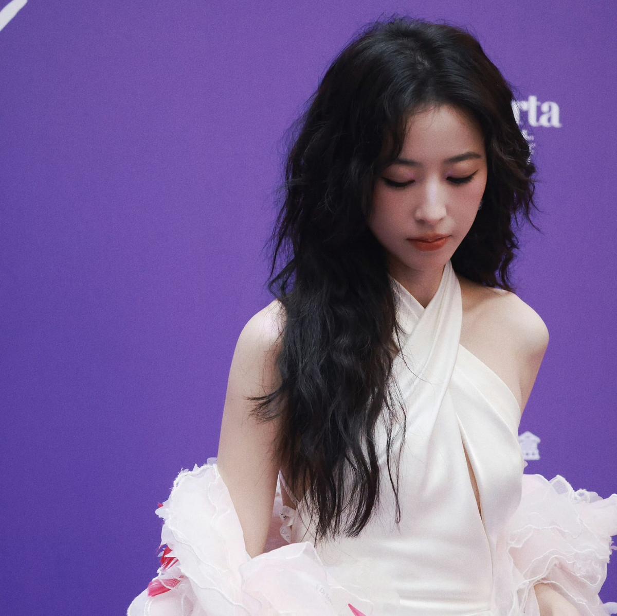 Nữ diễn viên Châu Vũ Đồng với vẻ đẹp cá tính trên thảm đỏ.