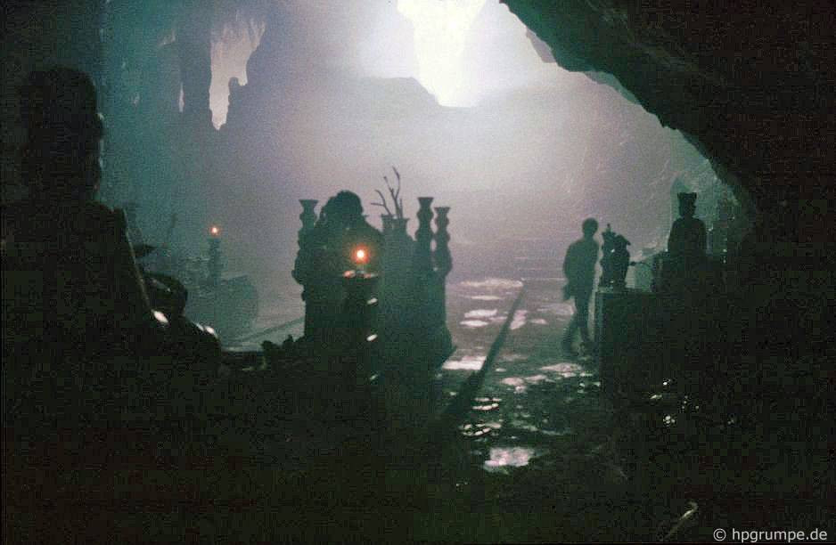 Trong động Hương Tích, hang động nổi tiếng ở Chùa Hương. Ảnh: Hpgrumpe.de.