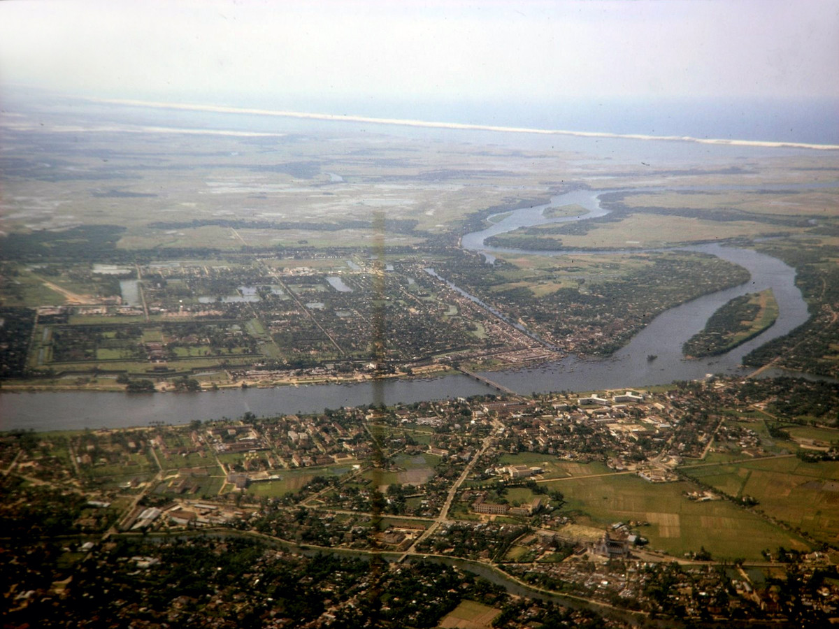 Toàn cảnh thành phố Huế năm 1966 nhìn từ máy bay. Có thể thấy cầu Trường Tiền bắc qua sông Hương, phía xa là cửa biển Thuận An. Ảnh: Ted Dexter.