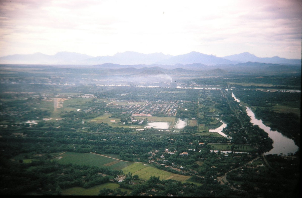 Kinh thành Huế nhìn từ góc Tây Bắc. Dòng sông bên phải là sông Kẻ Vạn. Ảnh: Ted Dexter.