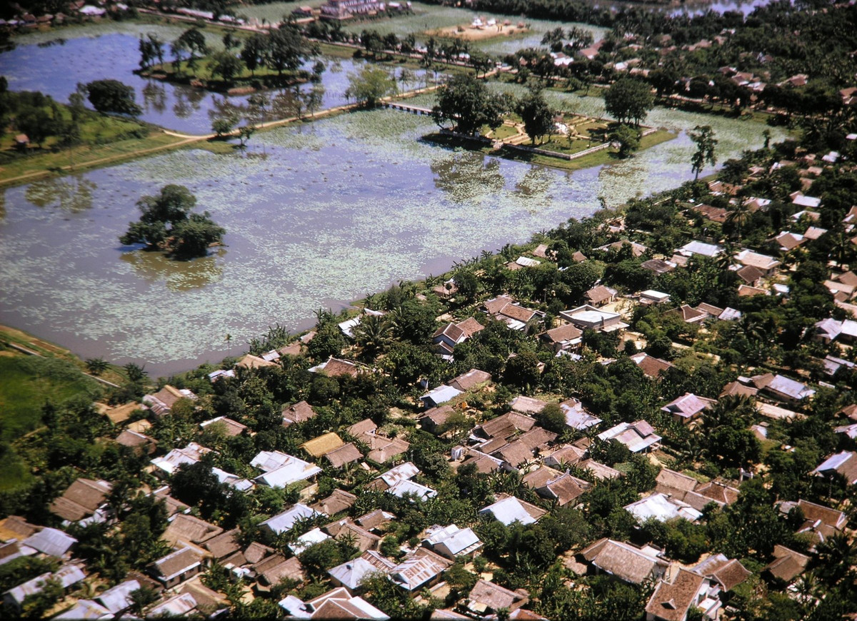 Hồ Tịnh Tâm, hồ nước lớn nhất trong Kinh thành. Ảnh: Ted Dexter.