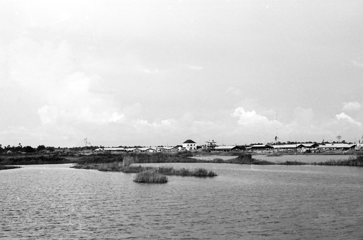 Khu vực sân bay quân sự ở Vĩnh Long, nay là khu đất trống gần trung tâm hành chính tỉnh Vĩnh Long. Ảnh: R Mahoney / Testequipland.com.