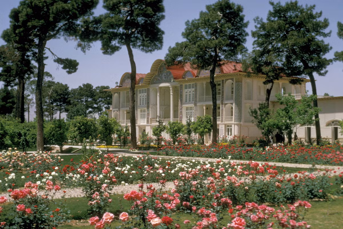 Các khu vườn này luôn được chia thành bốn khu vực, tượng trưng cho Địa đàng với bốn yếu tố quan trọng của Hỏa giáo - tôn giáo cổ của người Ba Tư, gồm bầu trời, đất, nước và thực vật. Ảnh: UWM Libraries Digital Collections.