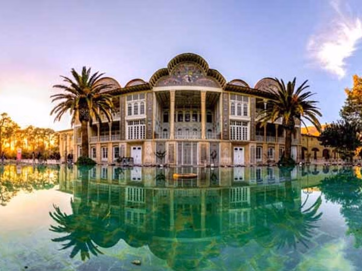 Trước cung điện là hồ nước, được bao quanh bởi những khu vườn trồng đầy hoa trái được đưa đến từ nhiều vùng đất khác nhau trên thế giới. Ảnh: IRAN Paradise.