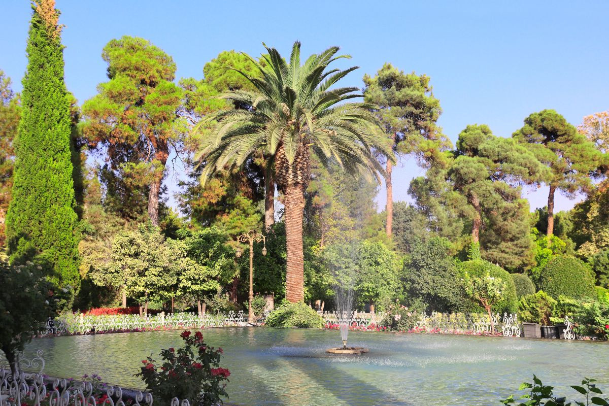 Trong các khu vườn Ba Tư, nước luôn là yếu tố nổi bật, đóng vai trò quan trọng cho cả tưới tiêu và trang trí. Ảnh: RJ Travel Agency.