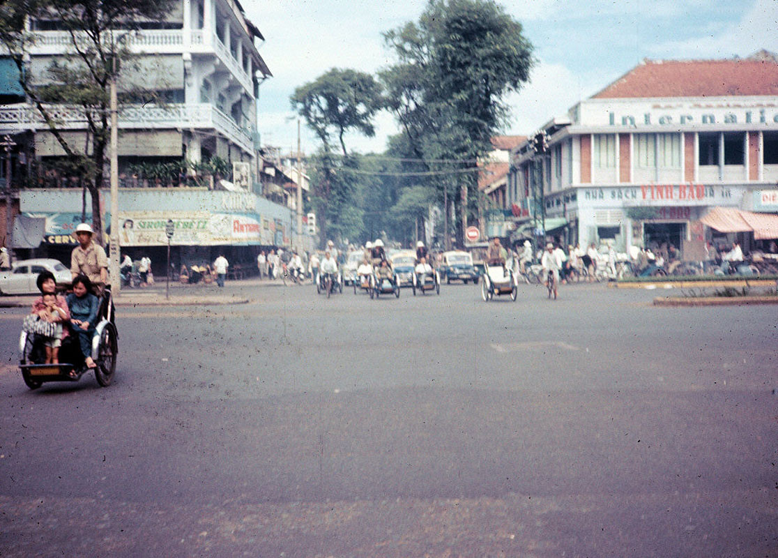 Ngã tư đại lộ Lê Lợi – đường Nguyễn Trung Trực, 1965. Ảnh: Bruce Baumler.